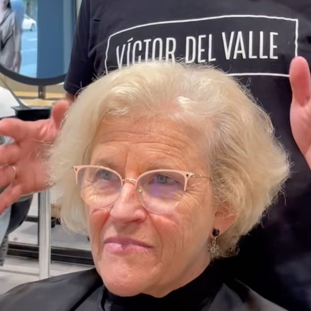 Una mujer se quita 10 años de encima con este moldeador suave que define sus rizos a partir de los 60