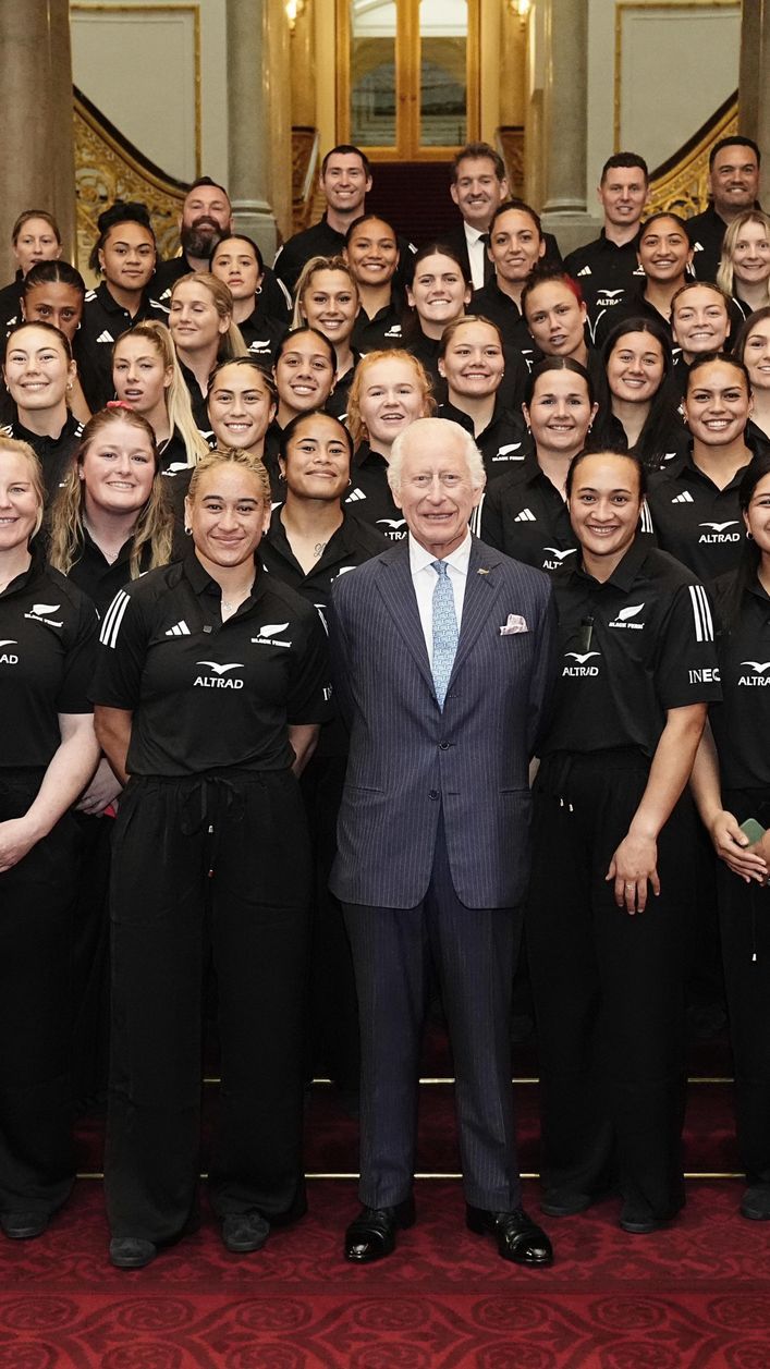 Carlos III se salta el protocolo real con las jugadoras de rugby de Nueva Zelanda: la imagen que nadie esperaba ver