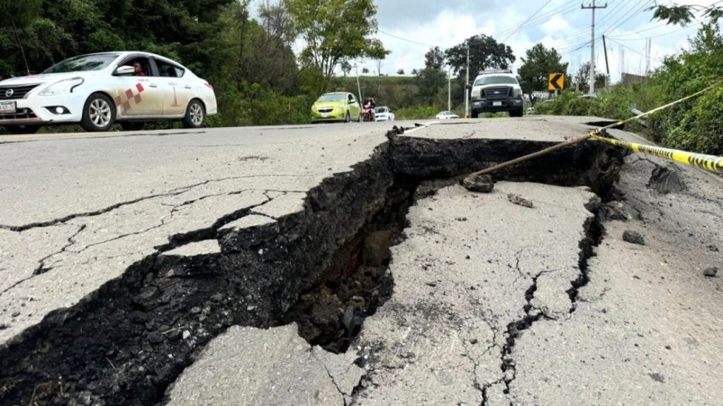 Intensas lluvias provocan grieta en carretera Tenango-Tenancingo