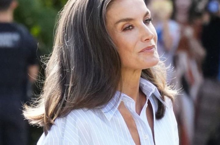 Letizia sorprende con una camisa con aberturas y corte cropped de Mango: muy juvenil y en tendencia