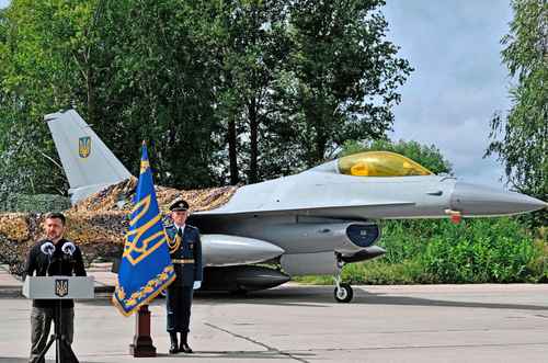 Zelensky celebra llegada de aviones F-16 que “nos llevarán a la victoria”