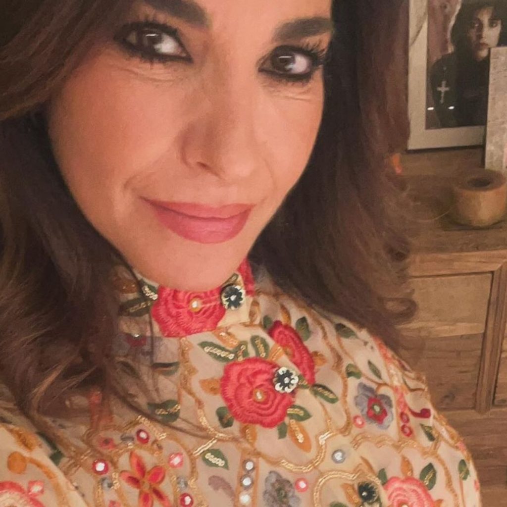 Mariló Montero sorprende con un elegante vestido floral en otoño que favorece a todas: “Me encantan las flores vivas»