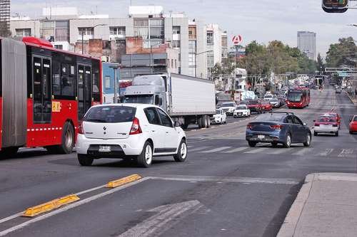 Impuso la SSC 940 mil multas en un año por invadir el carril del Metrobús