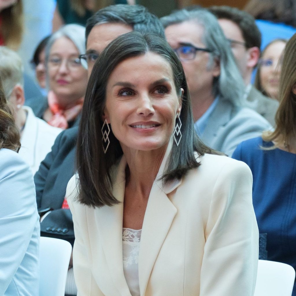 Letizia rescata su look más dulce en su regreso a los micrófonos: las dos piezas lila que nunca pasa de moda