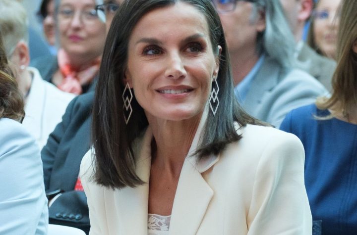 Letizia rescata su look más dulce en su regreso a los micrófonos: las dos piezas lila que nunca pasa de moda