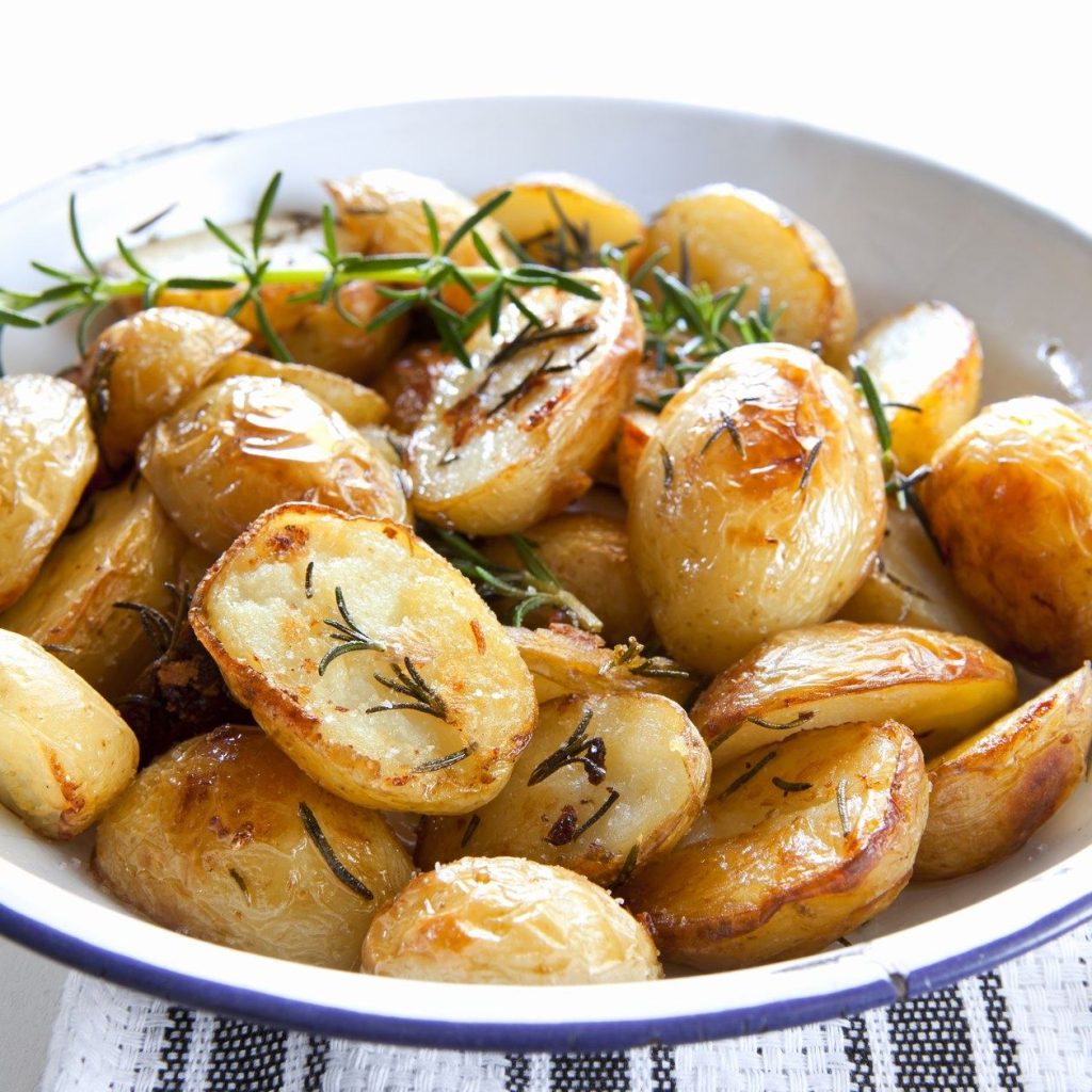 Patatas al horno, una receta de guarnición clásica y deliciosa con la que sorprender a tus invitados