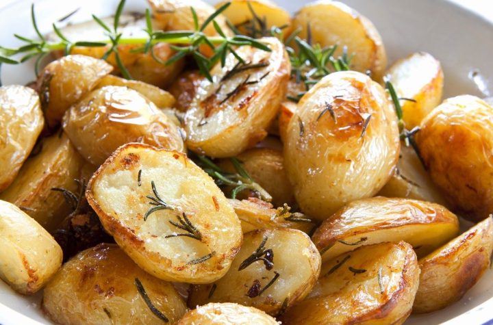 Patatas al horno, una receta de guarnición clásica y deliciosa con la que sorprender a tus invitados