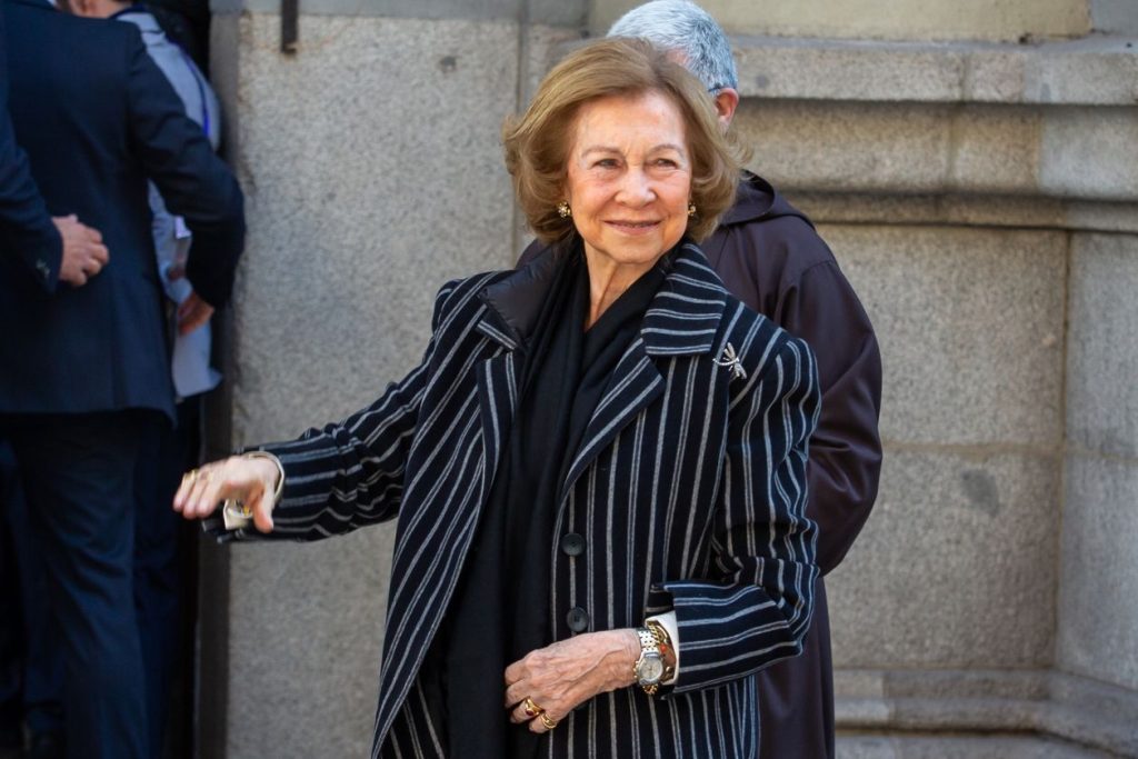 La reina Sofía reinventa el clásico traje negro con un toque de brillo y un broche lleno de significado