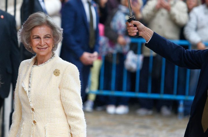 La Reina Sofía brilla con una mirada colorida y alegre en los Premios Mapfre pese al revuelo por los audios del emérito