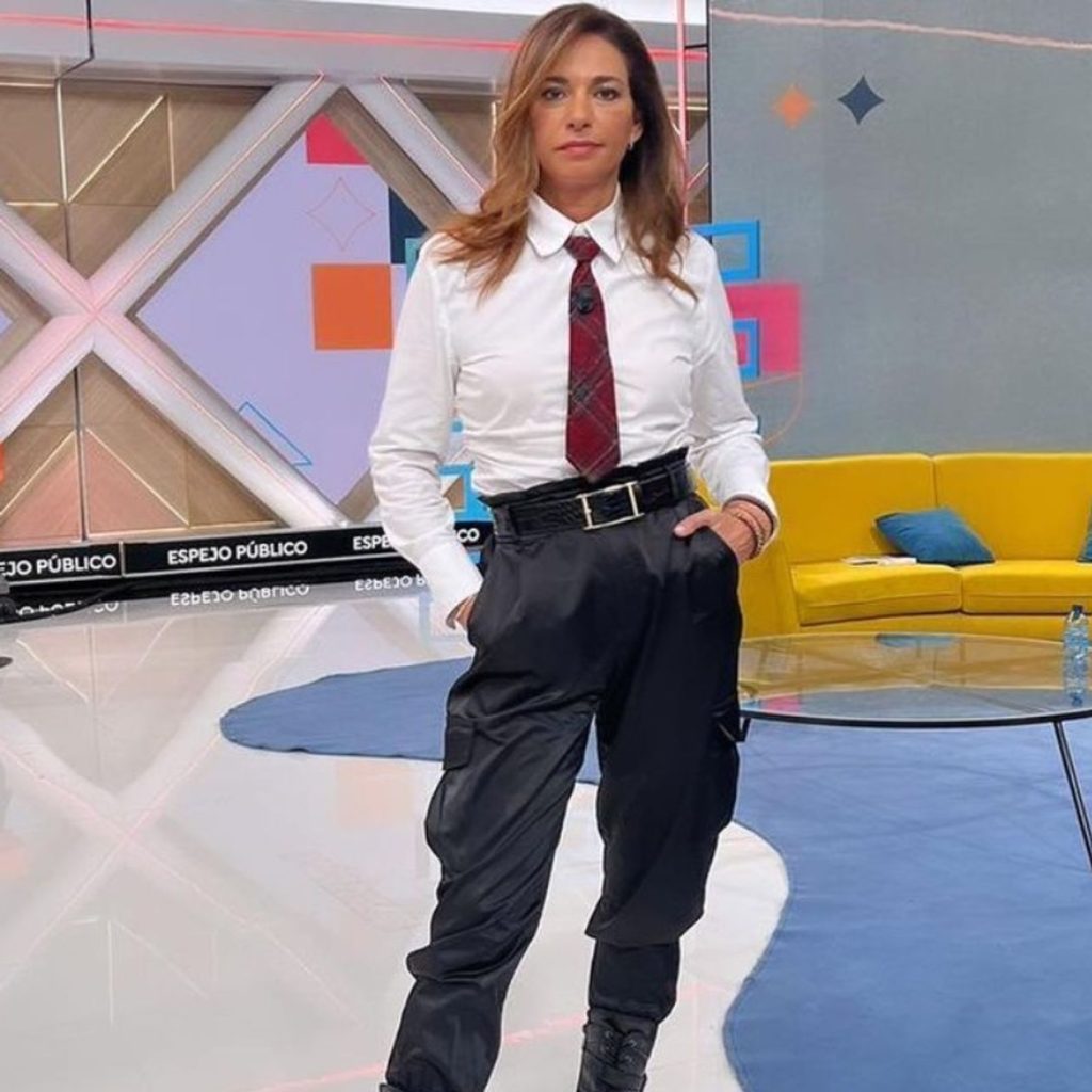 Estos pantalones cargo de Stradivarius son perfectos para vestir moderna después de los 50 en otoño 2024