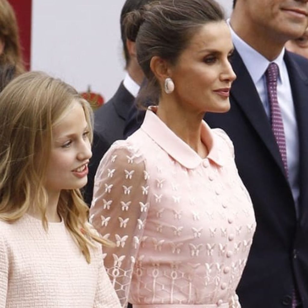 El look de Letizia en el Día de la Hispanidad que sigue siendo tendencia este 2024: camisero y con transparencias