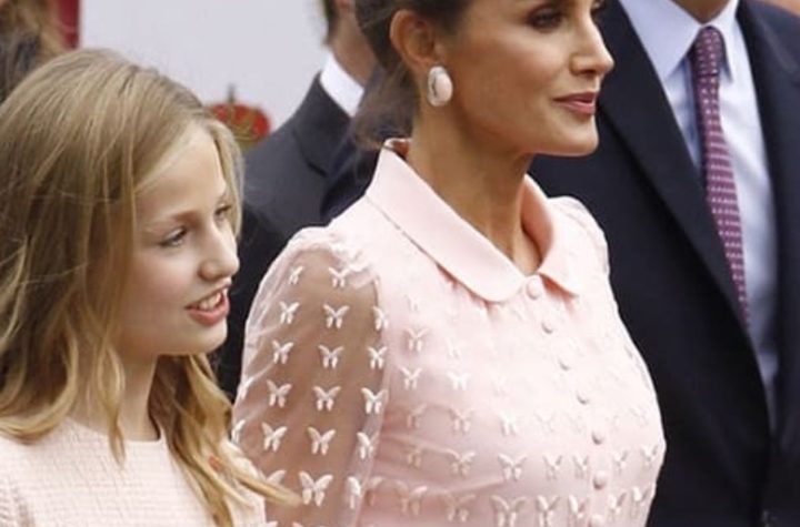 El look de Letizia en el Día de la Hispanidad que sigue siendo tendencia este 2024: camisero y con transparencias