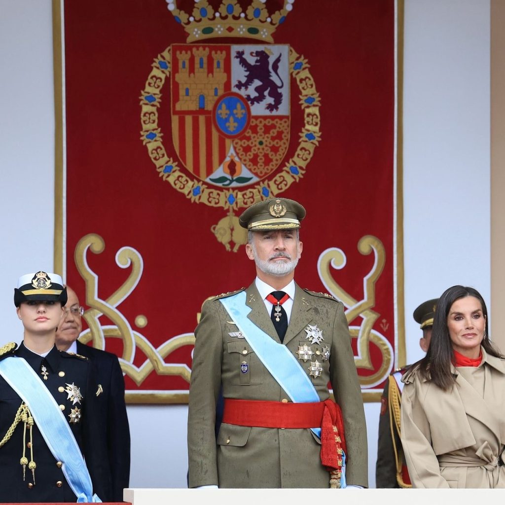 Letizia recicla un diseño de Poète en el Día de la Hispanidad y rinde homenaje a las firmas españolas desaparecidas