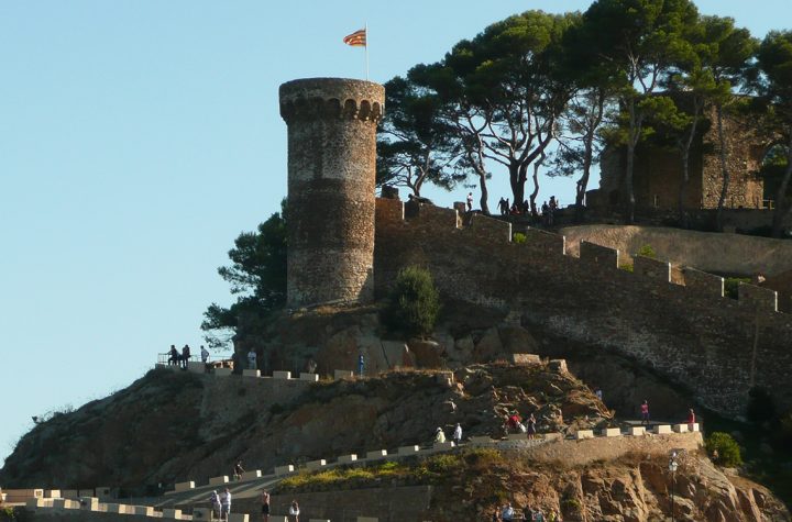 Mexicana muere al caer por acantilado en el Castillo de Tossa de Mar en Cataluña