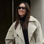 Vicky Martín Berrocal arrasa con la gabardina de corte oversize que favorece a todas y tenemos su clon ‘low cost’ en H&M