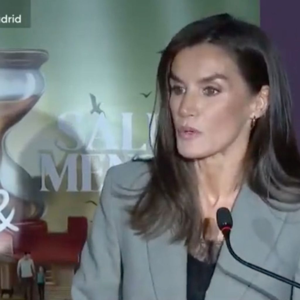 Letizia NO arriesga y elige el clásico traje de dos piezas gris que arrasa entre las mujeres elegantes de 50 este otoño