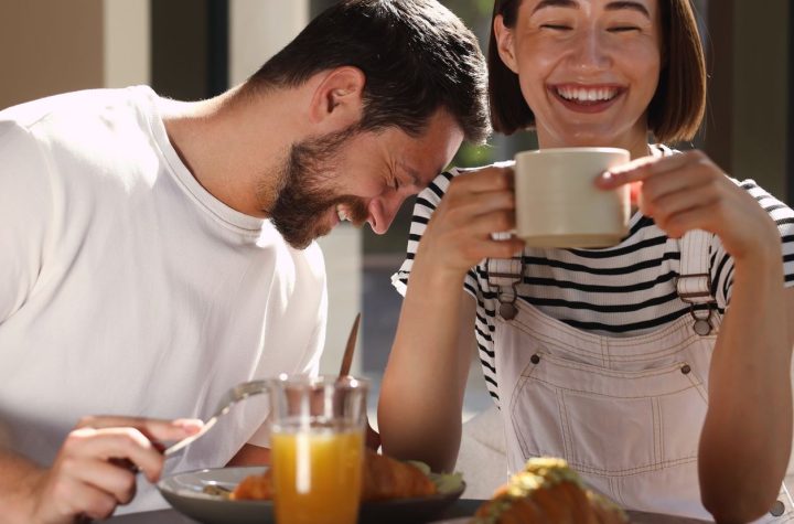 ¿Tu relación tiene los días contados? Los camareros lo saben con este simple truco que está en boca de todos