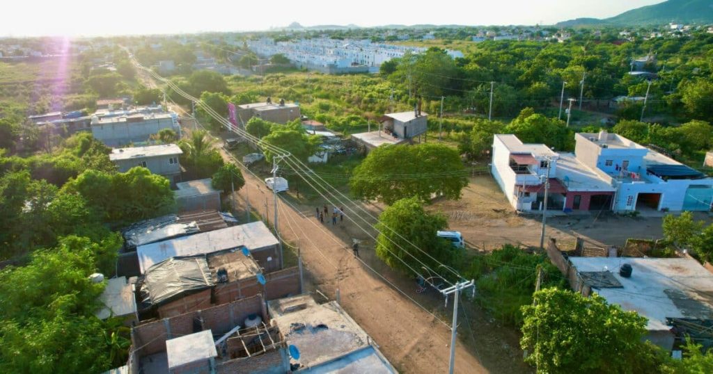 “Estamos bien contentos porque ya vamos a tener luz”: alcalde de Mazatlán supervisa avances de obra