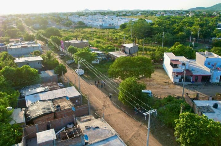 “Estamos bien contentos porque ya vamos a tener luz”: alcalde de Mazatlán supervisa avances de obra