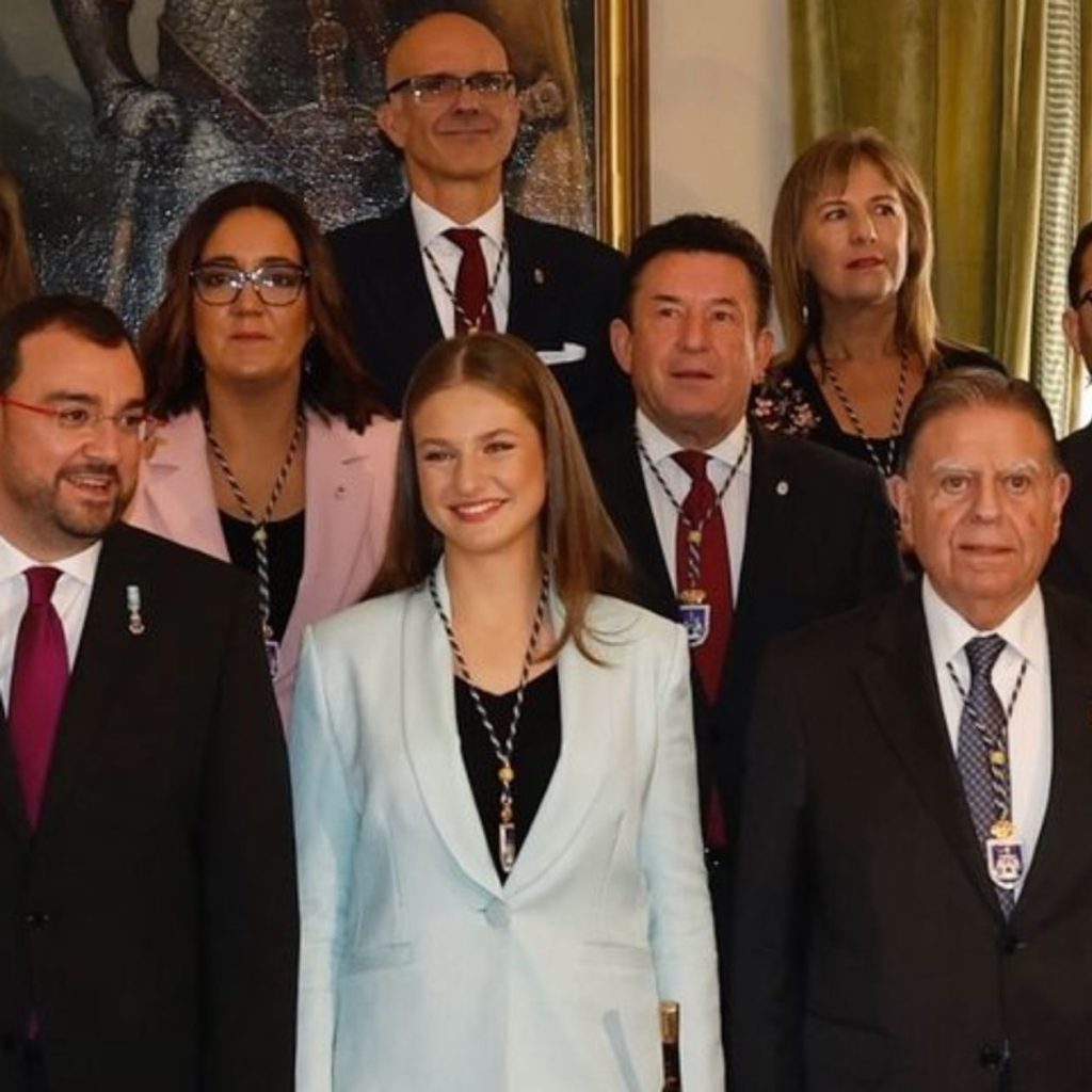 Leonor toma prestados los pendientes estrella de Letizia y brilla con su look en los Premios Princesa de Asturias