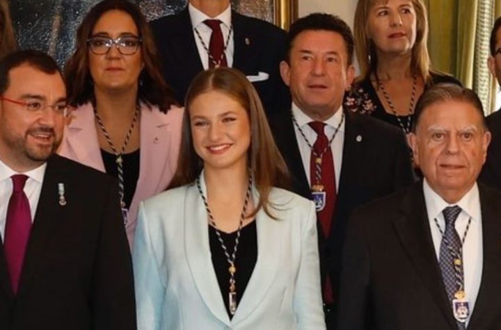 Leonor toma prestados los pendientes estrella de Letizia y brilla con su look en los Premios Princesa de Asturias