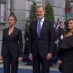 Letizia, impresionante con un vestido negro de corte asimétrico y enormes volantes en los Premios Princesa de Asturias