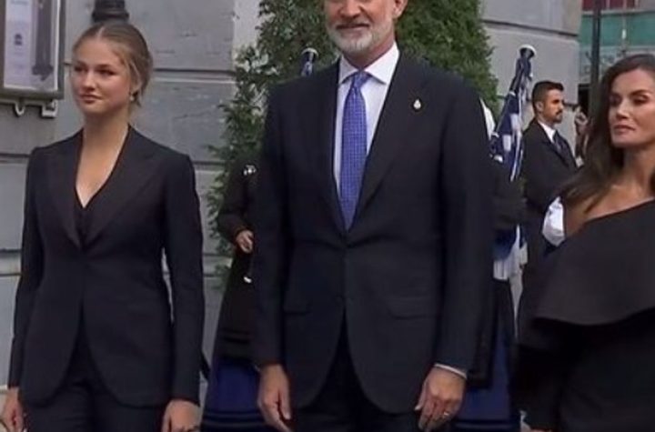 Letizia, impresionante con un vestido negro de corte asimétrico y enormes volantes en los Premios Princesa de Asturias