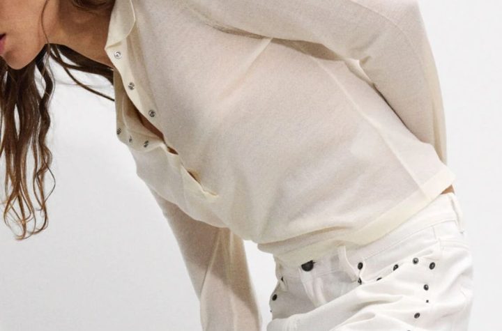 Parfois agotará los pantalones blancos con tachuelas que mejor sientan después de los 50: elegantes y de corte recto