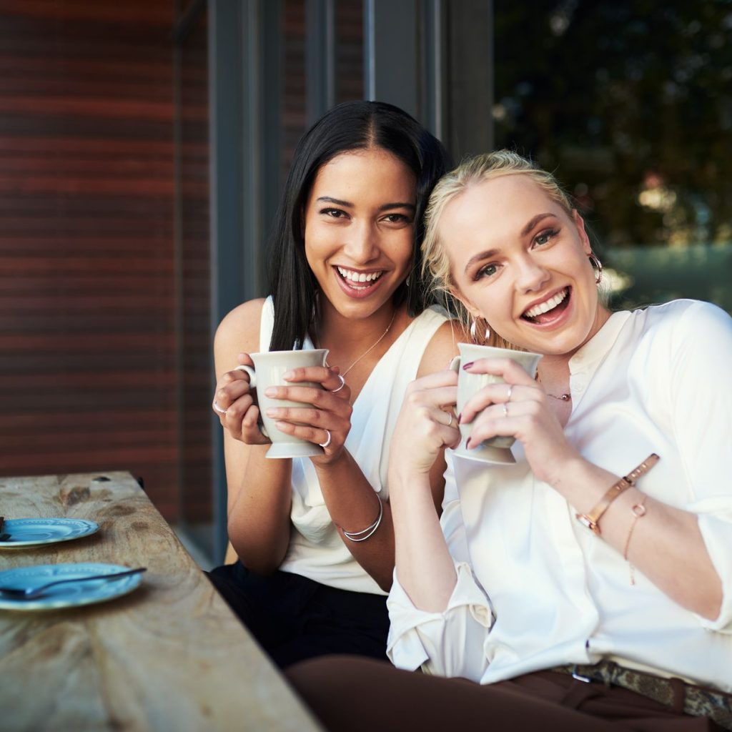 Los científicos de Harvard lo tienen claro: este hábito aumenta la felicidad de las mujeres (y no cuesta nada)