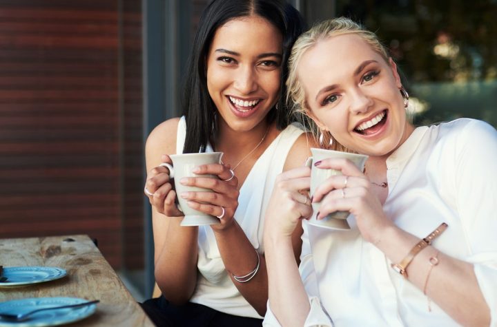 Los científicos de Harvard lo tienen claro: este hábito aumenta la felicidad de las mujeres (y no cuesta nada)