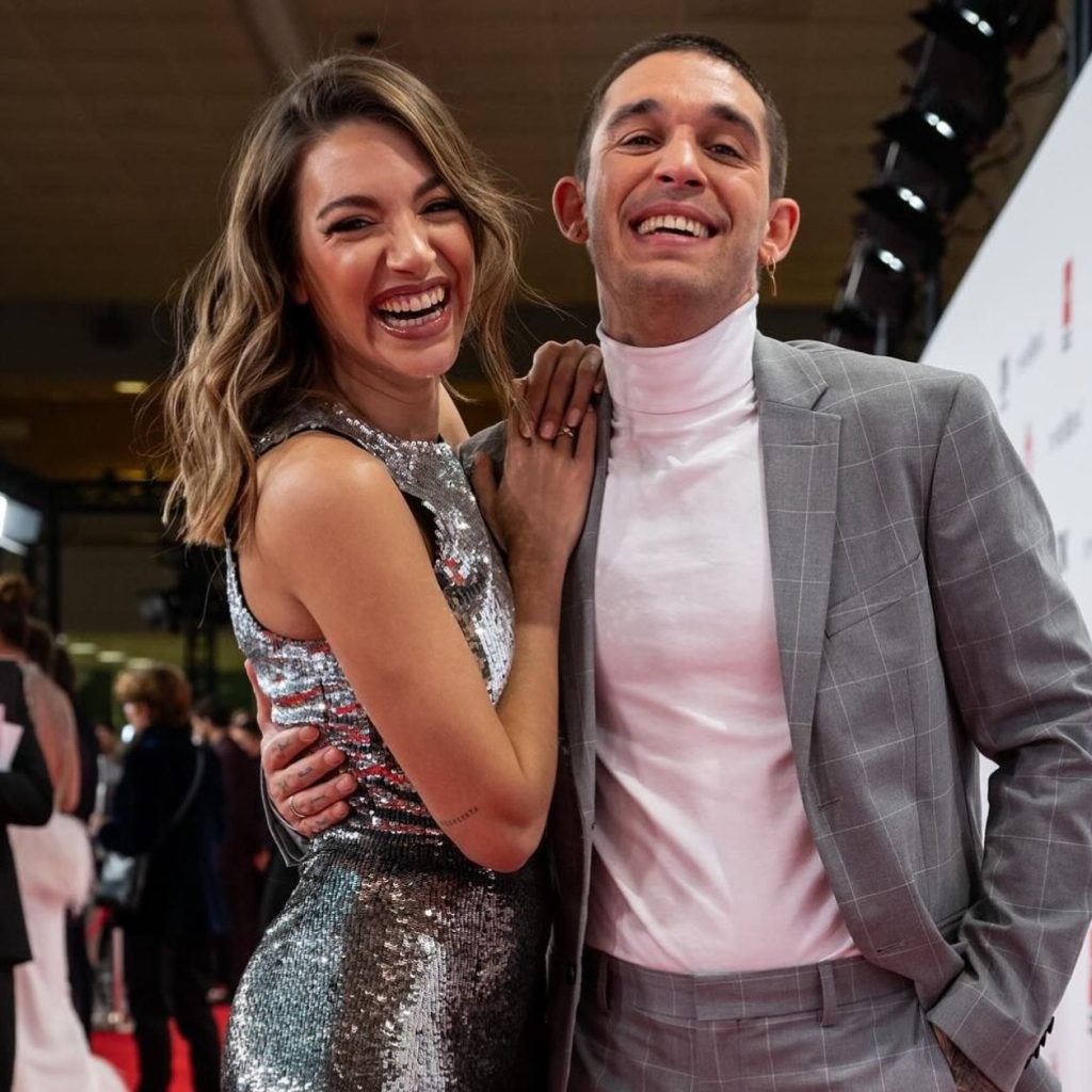 Ana Guerra y Víctor Elías sorprenden en su boda: un vestido de hombros al aire, traje con cuello mao y algo inesperado