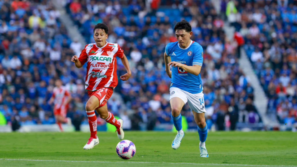 Cruz Azul golea al Necaxa y se afianza en el liderato del fútbol mexicano