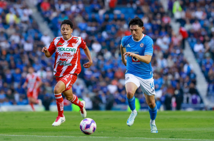 Cruz Azul golea al Necaxa y se afianza en el liderato del fútbol mexicano