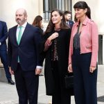 Letizia apostó por el abrigo capa más elegante y hace un nuevo guiño a Valencia con sus joyas en su último acto público.