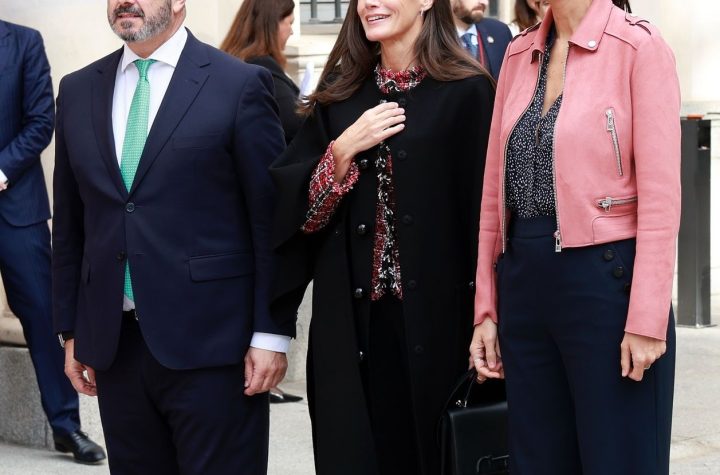 Letizia apostó por el abrigo capa más elegante y hace un nuevo guiño a Valencia con sus joyas en su último acto público.