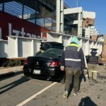 Conductor choca en Iztapalapa; pierde el control y termina prensado en trabe del trolebús elevado