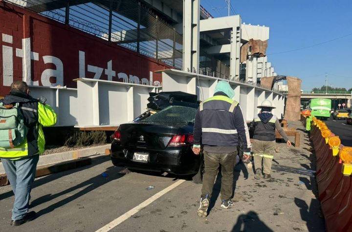 Conductor choca en Iztapalapa; pierde el control y termina prensado en trabe del trolebús elevado