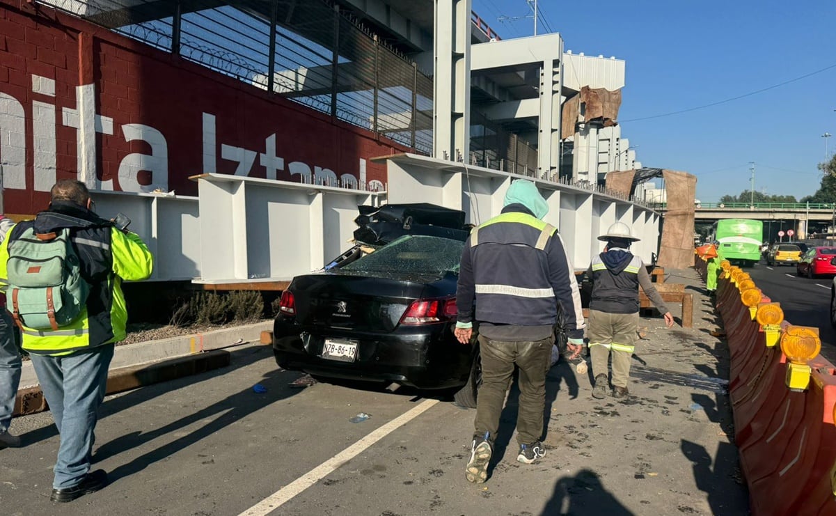 Conductor choca en Iztapalapa; pierde el control y termina prensado en trabe del trolebús elevado