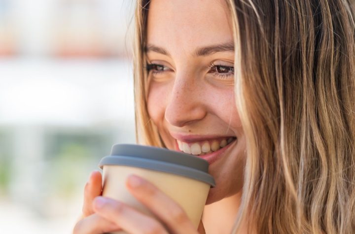 Esta es la mejor leche para tu café que ayuda a controlar el azúcar en sangre, según una experta en bioquímica