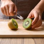 Comer un kiwi diario: estos son los efectos que puede tener este hábito en tu cuerpo