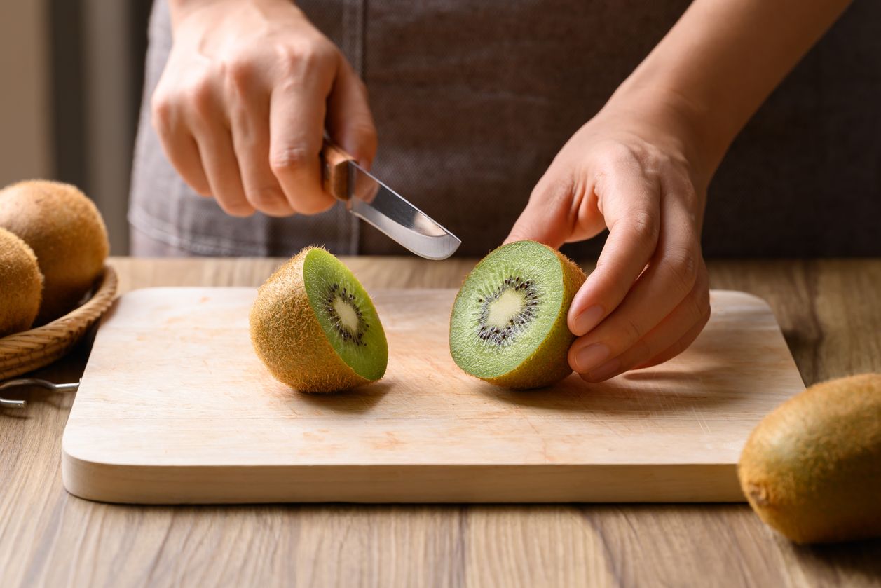 Comer un kiwi diario: estos son los efectos que puede tener este hábito en tu cuerpo