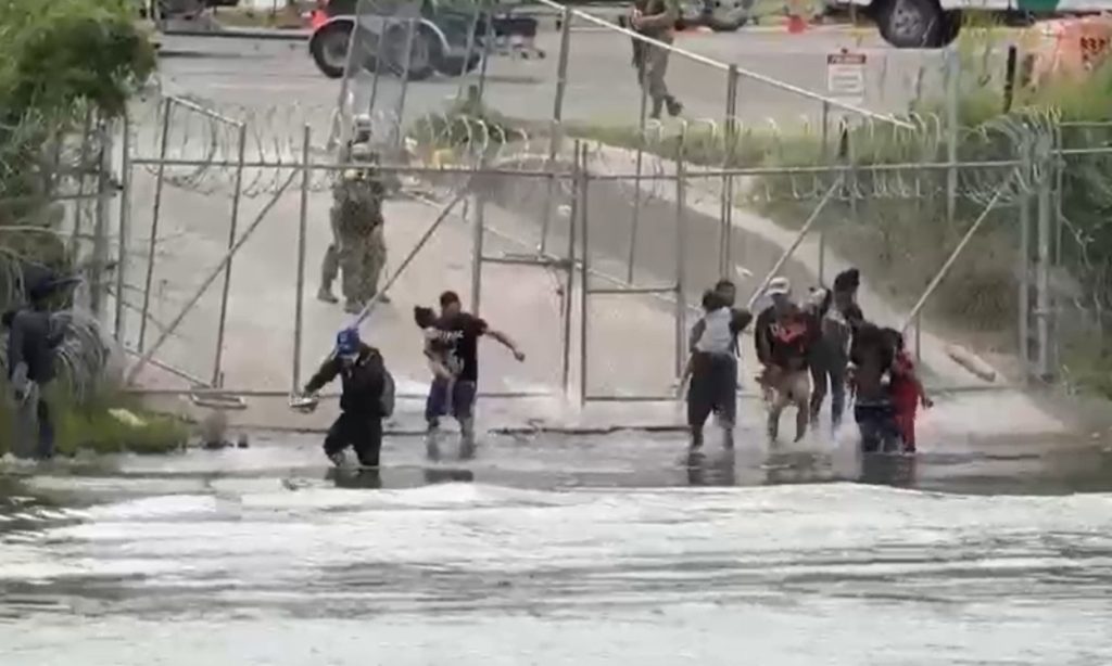 Video | Soldados de Texas disparan balas de goma y gas pimienta a familias migrantes