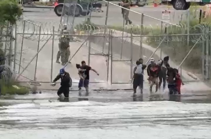 Video | Soldados de Texas disparan balas de goma y gas pimienta a familias migrantes