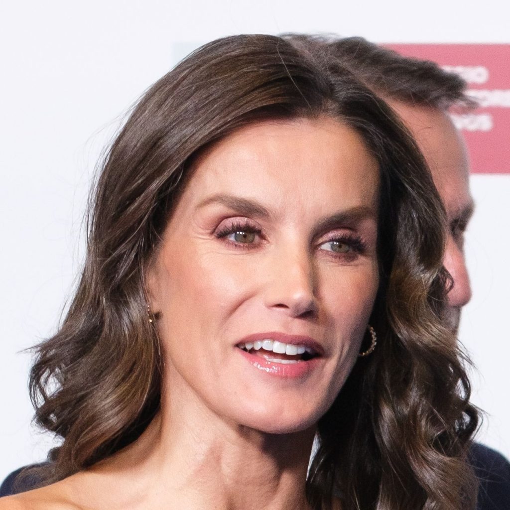 Letizia brilla con un vestido de escote asimétrico y corte midi en los Premios Internacionales de «El Mundo»