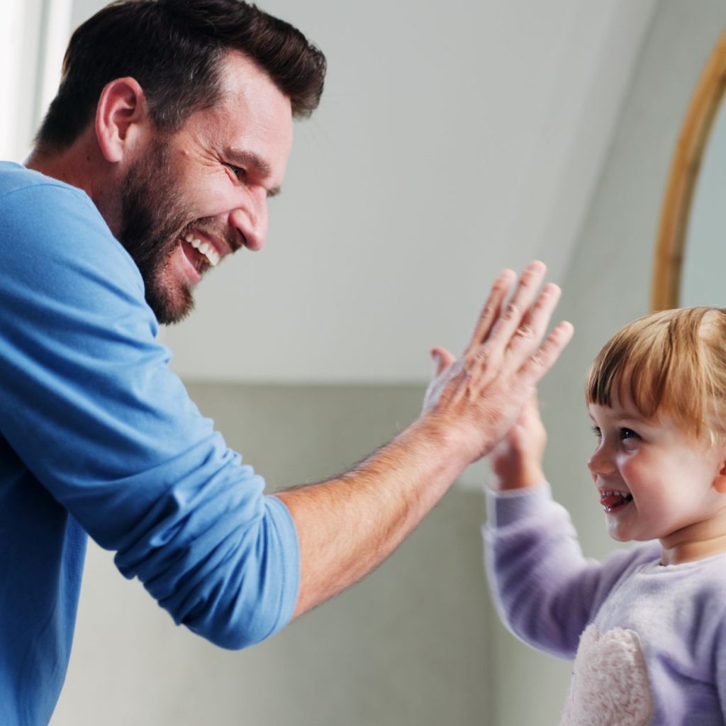 Soy psicóloga y estas son las 7 frases clave que los padres usan para criar niños mentalmente fuertes