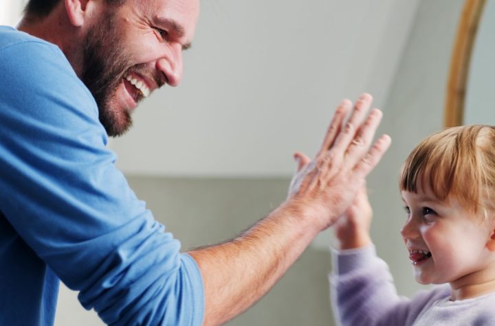 Soy psicóloga y estas son las 7 frases clave que los padres usan para criar niños mentalmente fuertes