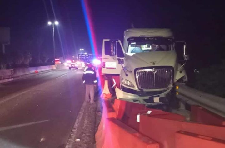 Trailero choca contra muro de contención de la México 15 en zona en reparación en Guasave