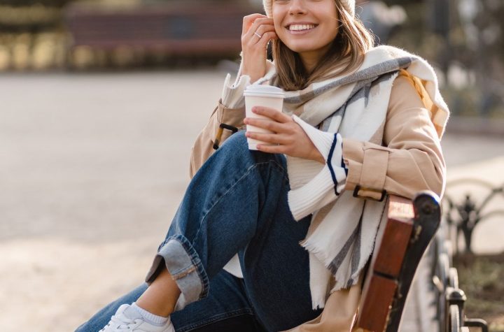 Esta es la nueva forma de ponerte la bufanda de la que todos hablan para ir elegante en invierno (y parecer más joven)