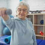 A sus 90 años, esta mujer sigue en forma gracias a esta rutina deportiva de 5 pasos: sencilla y efectiva para cualquiera.