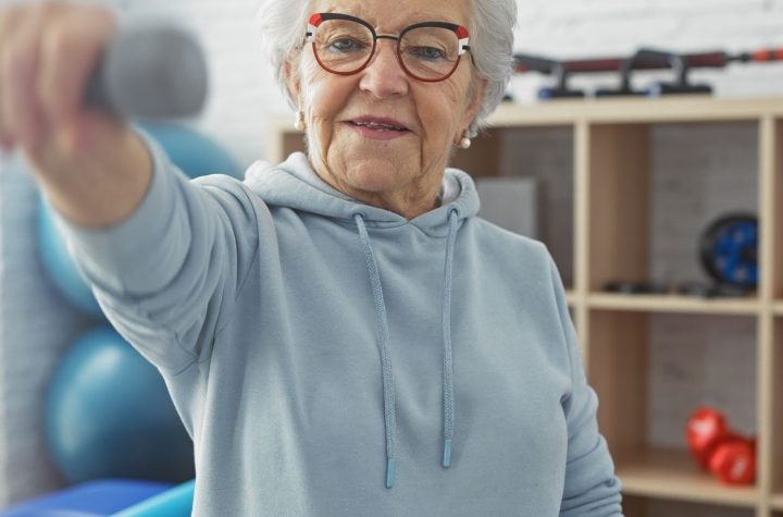 A sus 90 años, esta mujer sigue en forma gracias a esta rutina deportiva de 5 pasos: sencilla y efectiva para cualquiera.